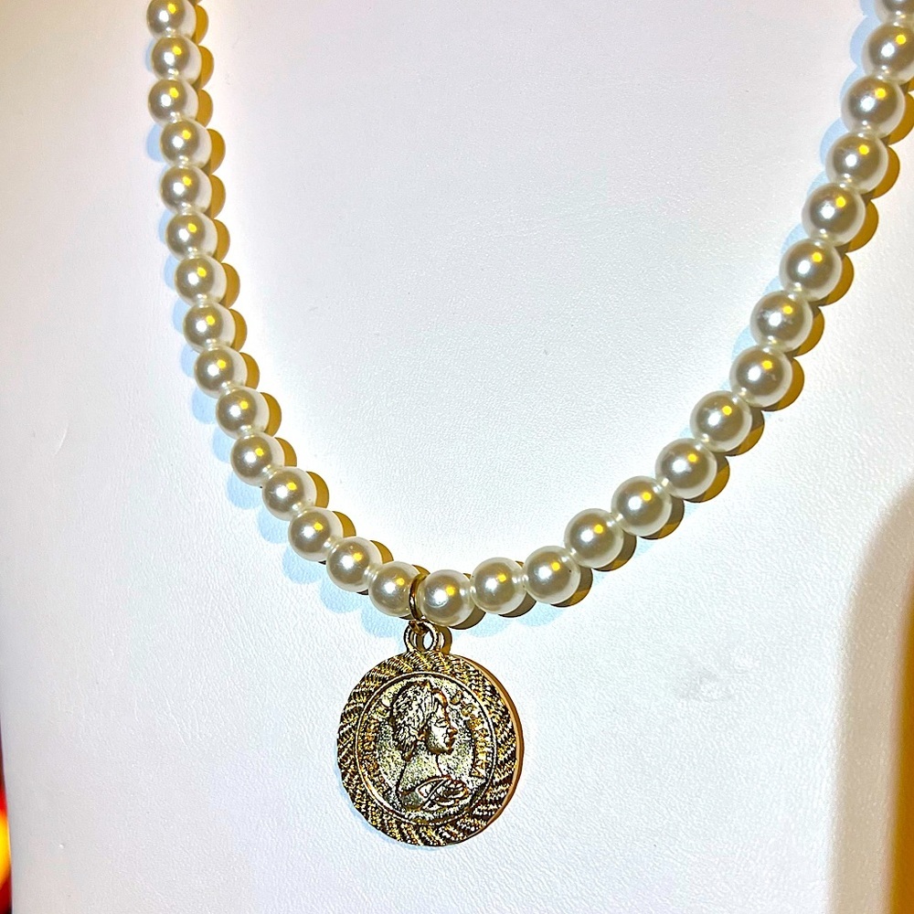 Faux Pearl Choker with Gold Medallion - Picture 2 of 6